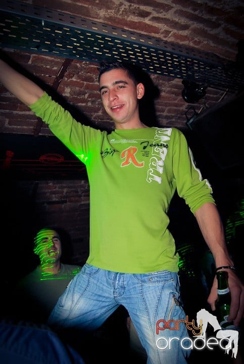 Vineri seara în Club Escape, 