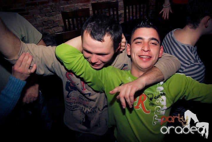 Vineri seara în Club Escape, 