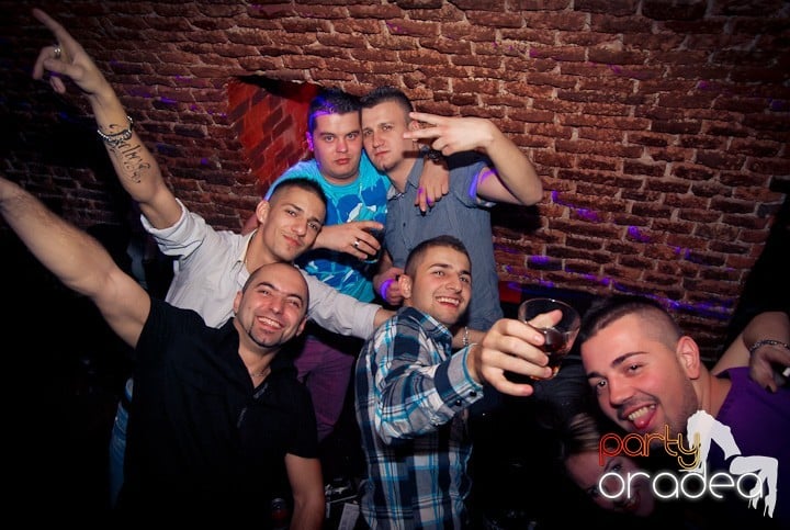 Vineri seara în Club Escape, 