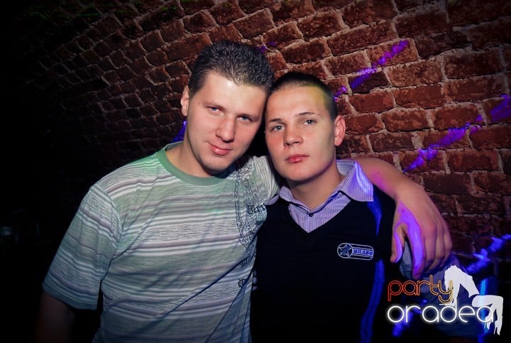 Vineri seara în Club Escape, 