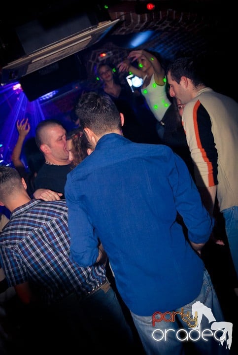 Vineri seara în Club Escape, 