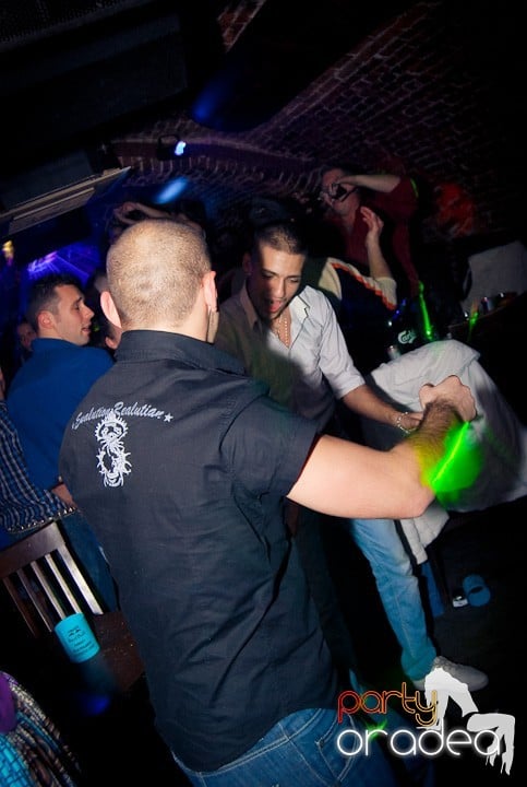 Vineri seara în Club Escape, 