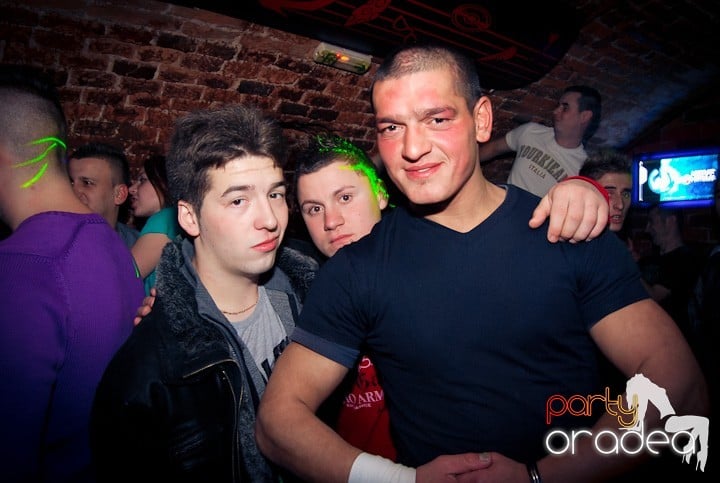 Vineri seara în Club Escape, 