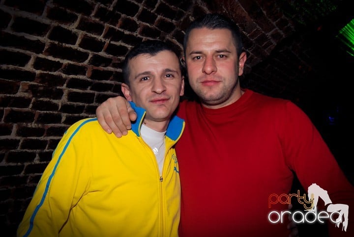 Vineri seara în Club Escape, 