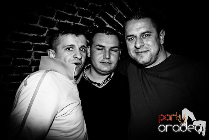 Vineri seara în Club Escape, 