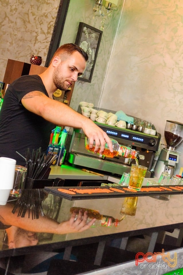 Vineri seara în Icon Caffe, Icon Caffe