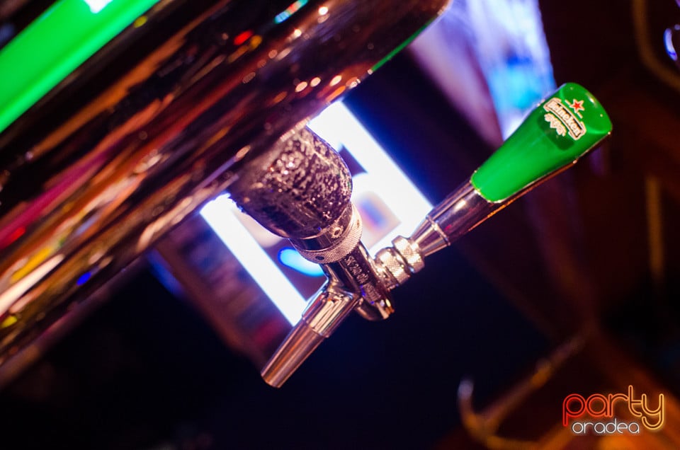 Vineri seara la Columbus, Columbus Cafe