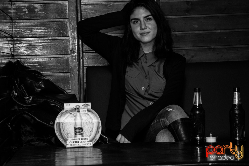 Vineri seara la Columbus, Columbus Cafe