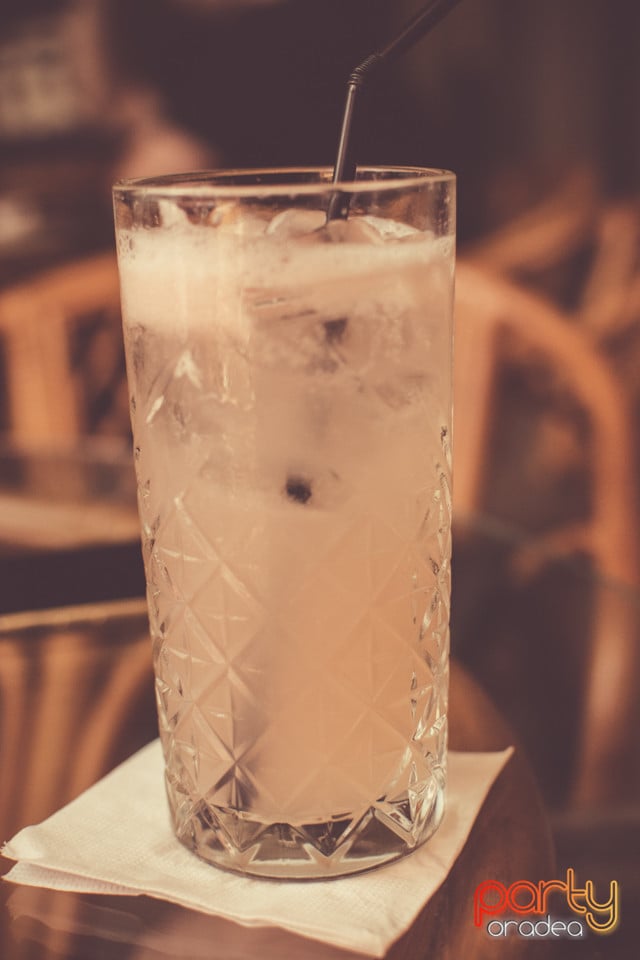 Vineri seara la Columbus, Columbus Cafe