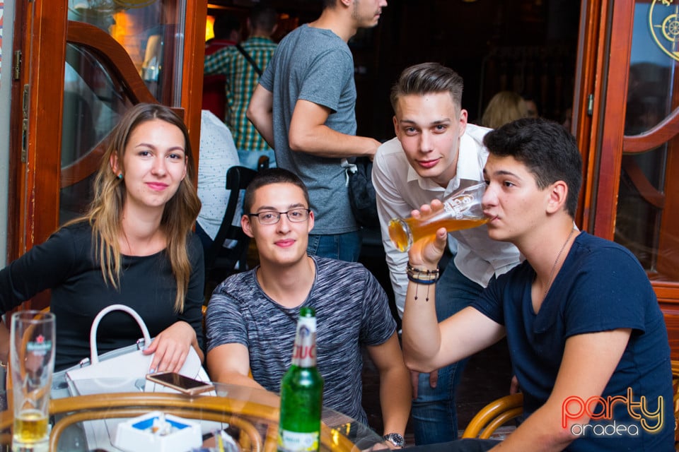 Vineri seara la Columbus, Columbus Cafe