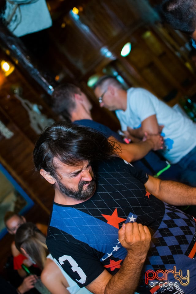 Vineri seara la Columbus, Columbus Cafe