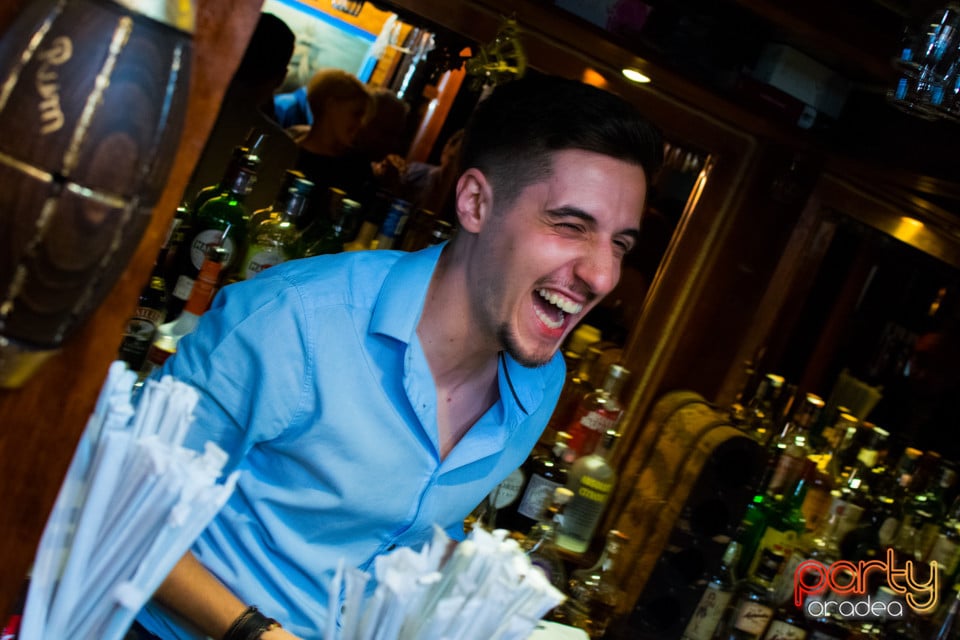 Vineri seara la Columbus, Columbus Cafe