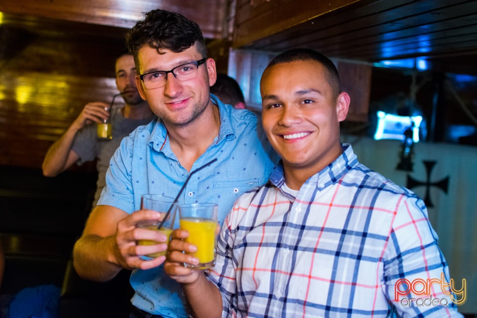 Vineri seara la Columbus, Columbus Cafe