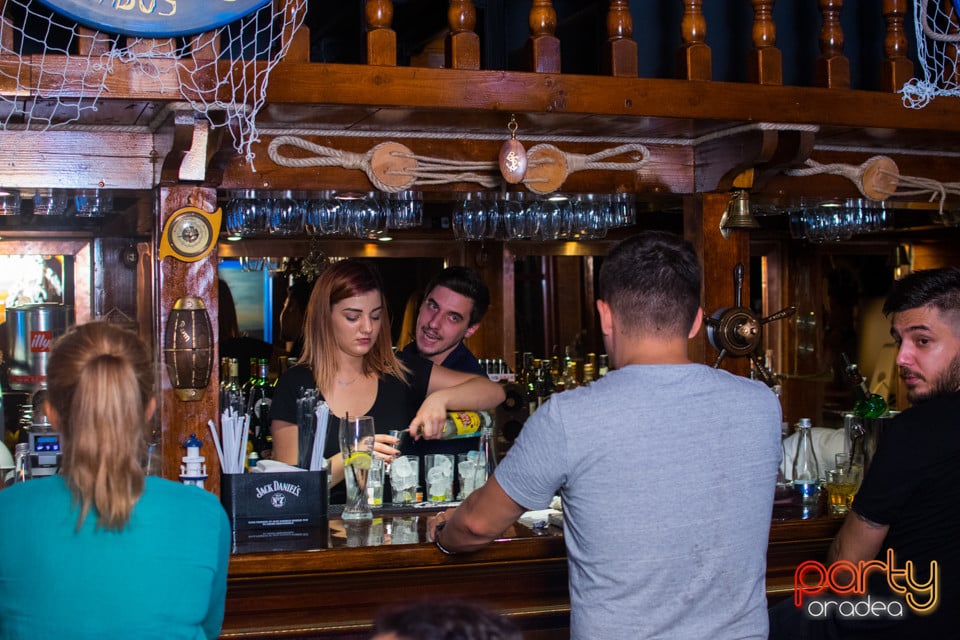 Vineri seara la Columbus, Columbus Cafe
