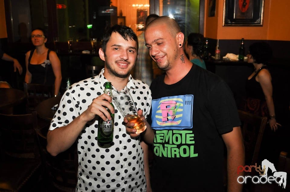 Vineri seara mega-petrecere în Lord's, Lord's Pub