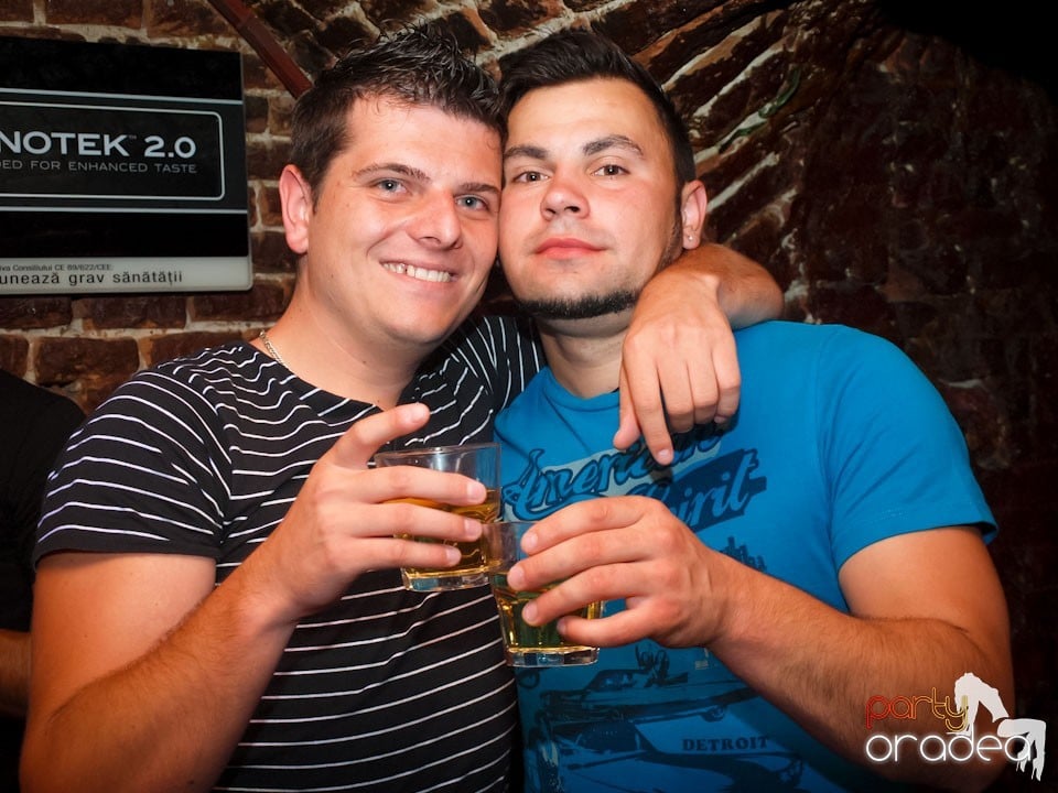 Voie bună în Club Escape, 