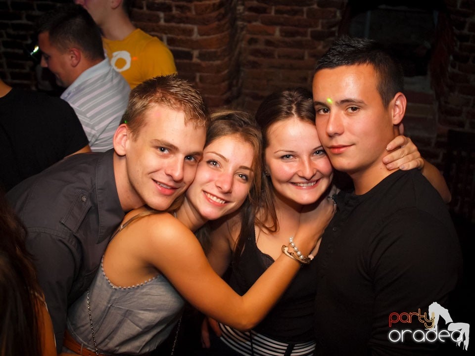 Voie bună în Club Escape, 