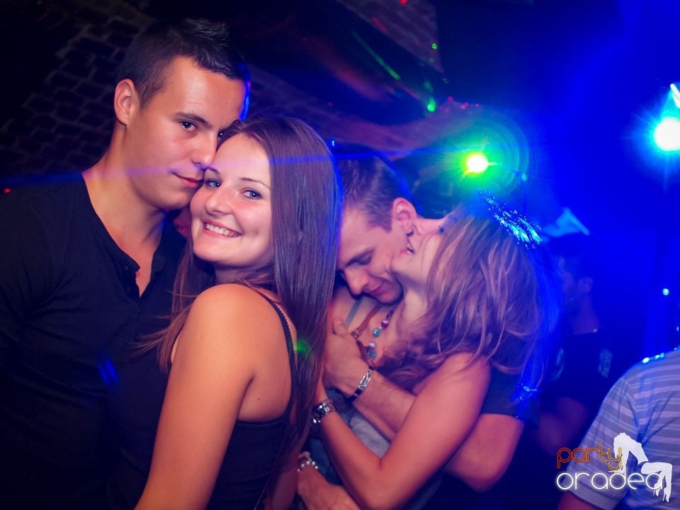 Voie bună în Club Escape, 