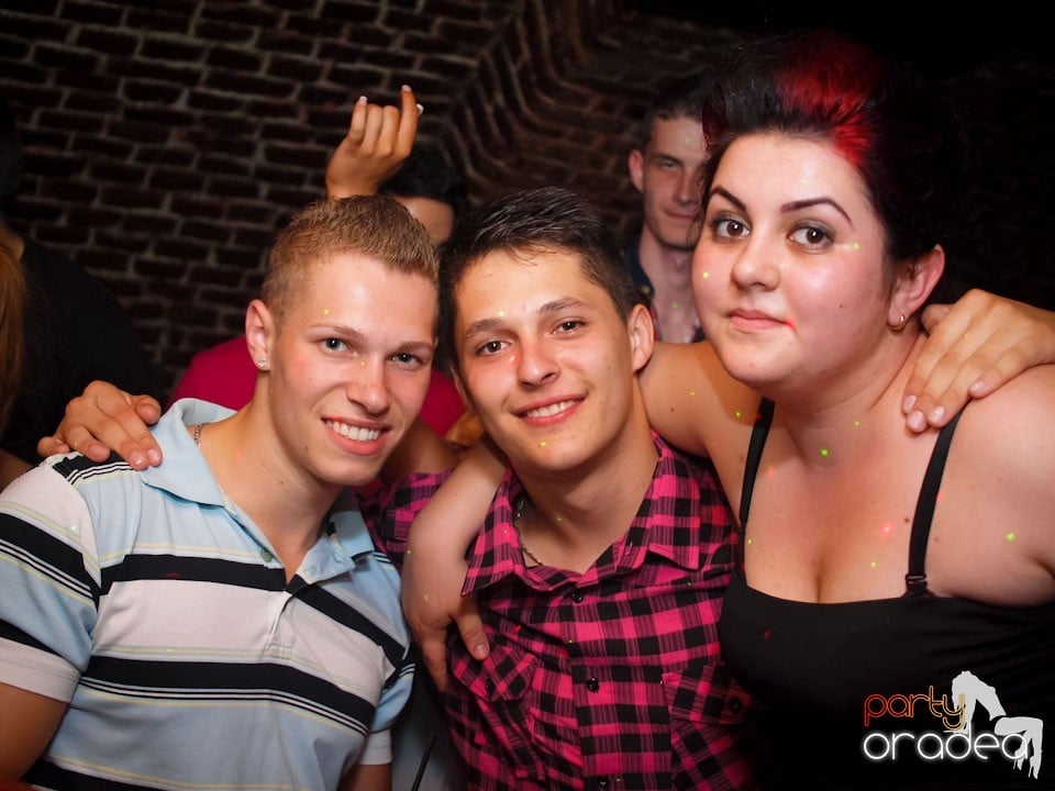 Voie bună în Club Escape, 