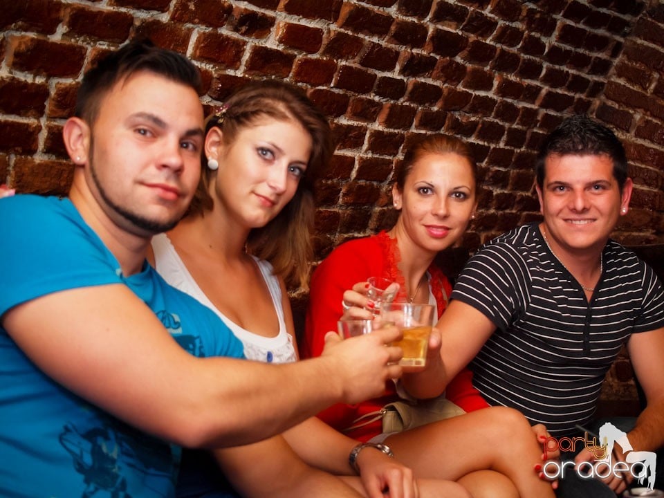 Voie bună în Club Escape, 