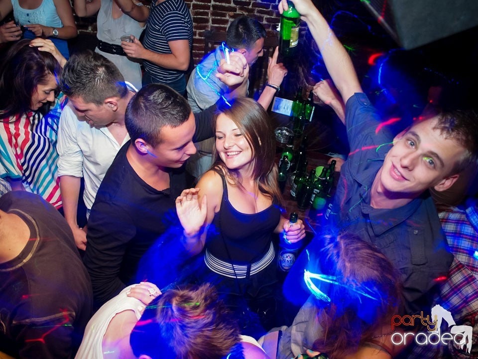 Voie bună în Club Escape, 
