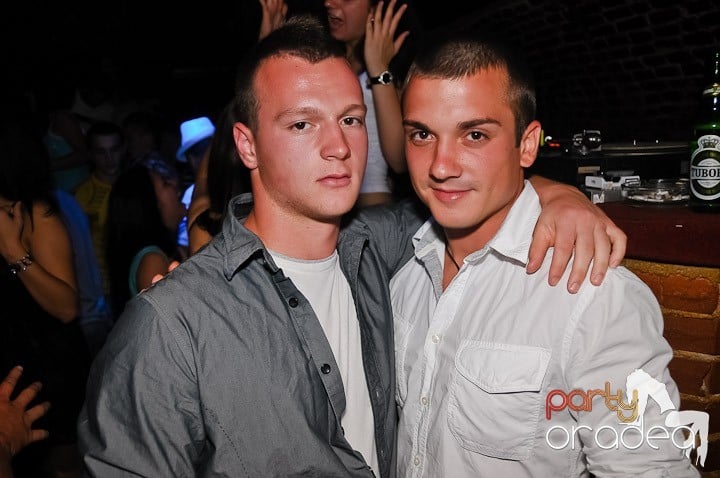 Voie bună în Escape Club, 