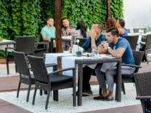 Voie bună la Vine Summer Garden & Grill