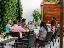 Voie bună la Vine Summer Garden & Grill