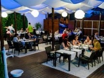 Voie bună la Vine Summer Garden & Grill
