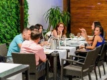 Voie bună la Vine Summer Garden & Grill