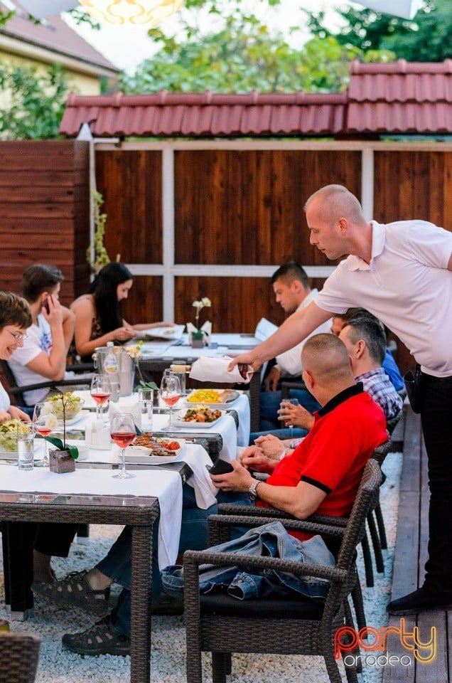 Voie bună la Vine Summer Garden & Grill, Vine Summer Garden & Grill