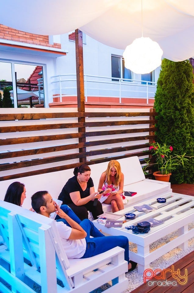 Warm Up Friday Night, Vine Summer Garden & Grill