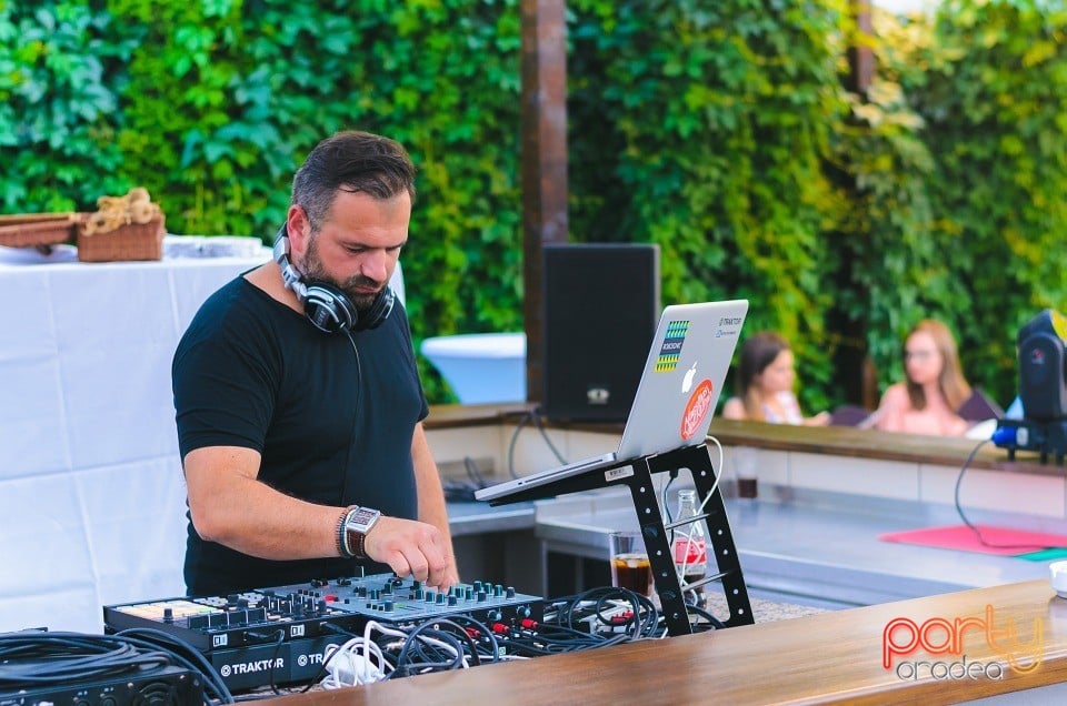 Warm Up Friday Night, Vine Summer Garden & Grill