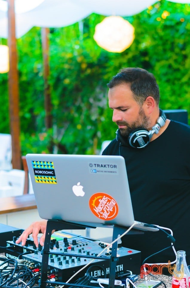 Warm Up Friday Night, Vine Summer Garden & Grill