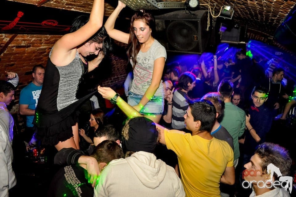 We Like to Party în Club Escape, 