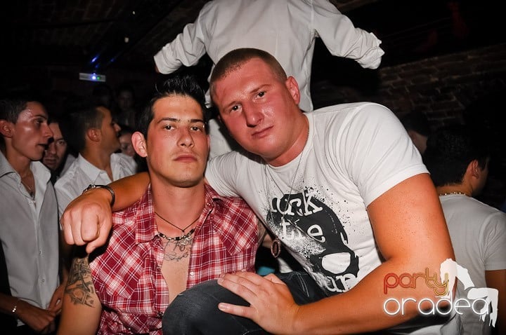 Weekend incendiar în Escape, 