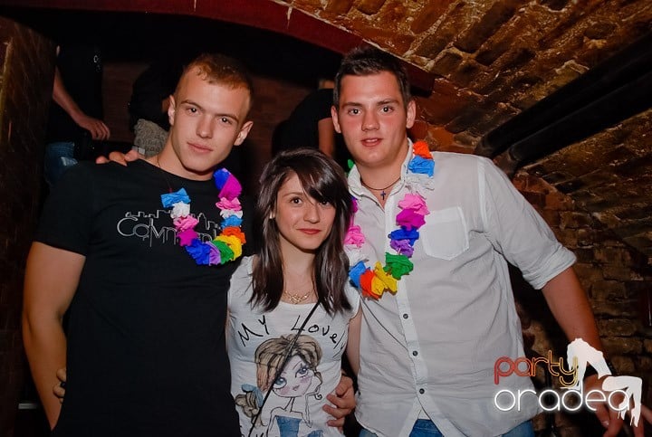 Weekend, party, nebunie în Escape, 