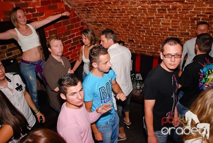 Weekend, party, nebunie în Escape, 