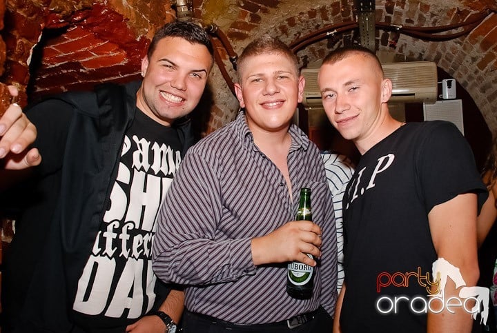 Weekend, party, nebunie în Escape, 