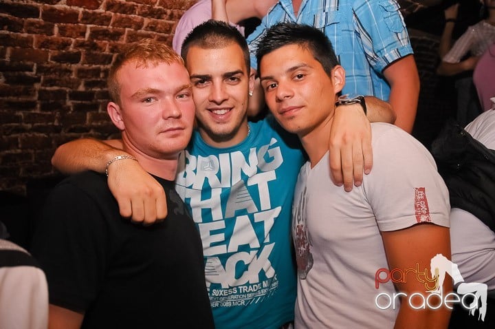 Weekend, party, nebunie în Escape, 