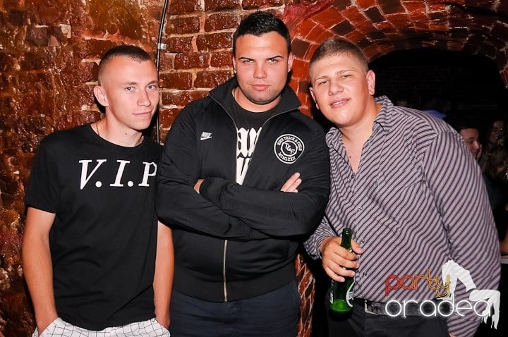 Weekend, party, nebunie în Escape, 