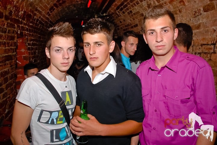 Weekend, party, nebunie în Escape, 