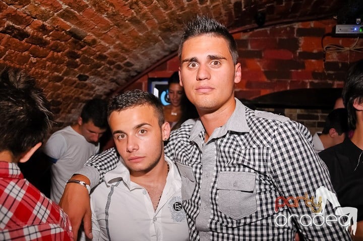 Weekend, party, nebunie în Escape, 