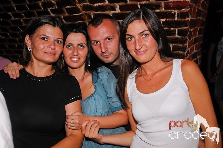 Weekend, party, nebunie în Escape, 