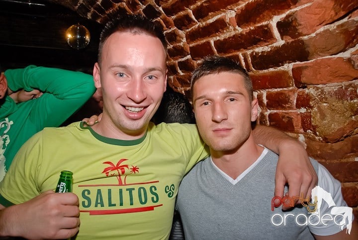 Weekend, party, nebunie în Escape, 