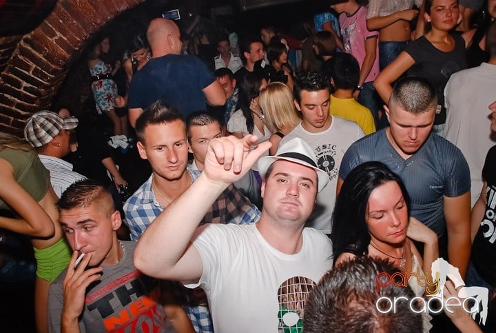 Weekend, party, nebunie în Escape, 