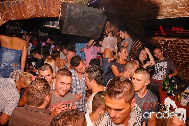 Weekend, party, nebunie în Escape, 