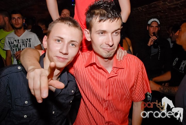 Weekend, party, nebunie în Escape, 