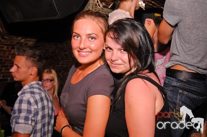 Weekend, party, nebunie în Escape, 