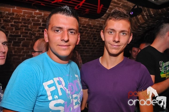 Weekend, party time în Escape, 